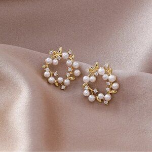 Pearly Diamond Wreath Floral Minimalist Mini Simple Delicate Gold Stud Earrings